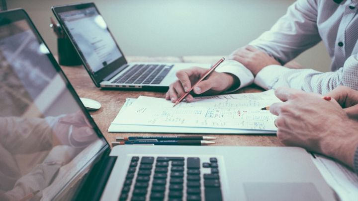 Illustration d'une cliente consultant des ressources bancaires